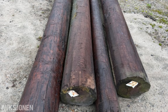 4 STK KREOSOTIMPREGNERTE STOLPER – CA. 9 M LENGDER