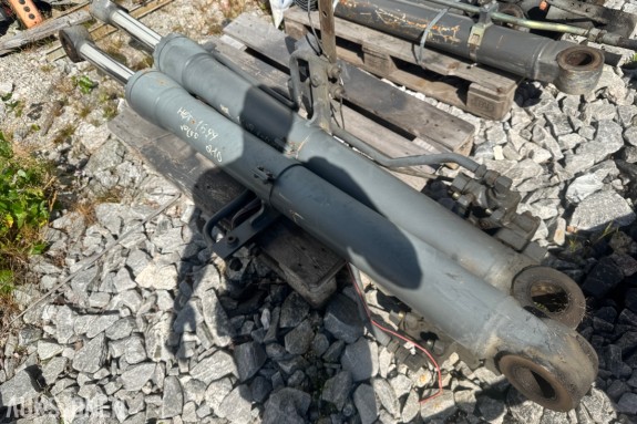 2 stk hydrauliske sylindre - VOLVO 210 - merket 1699 - lastholdeventil montert - boltet endelokk - blanke stempelstenger