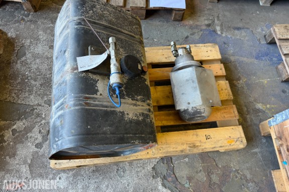 120 L HYDRAULIKKTANK MED 24 V HYDRAULIKKPUMPE - BRUKT