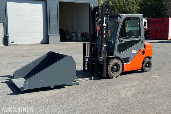 2012 Toyota Tonero 25 Gaffeltruck - Diesel - kun 605 timer - 2500 kg – 3,7 m løftehøyde – skuffe/langgafler/vekt