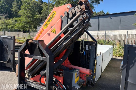 Krokflak med montert Palfinger PK 26002-EH lastebilkran.