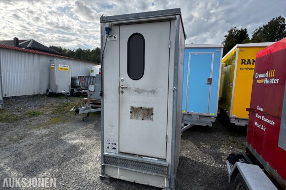 Toalett med heiseører og truckslisser